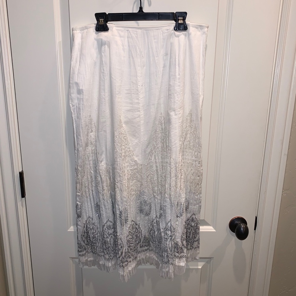 Embroidered skirt